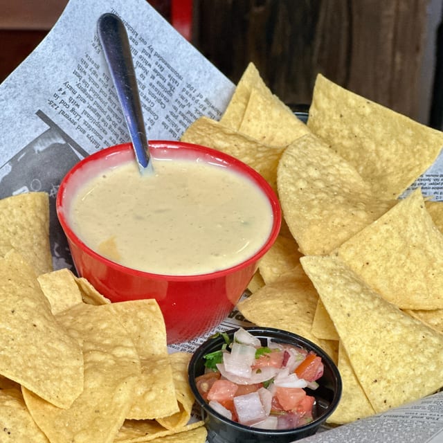 Queso 'n Chips.