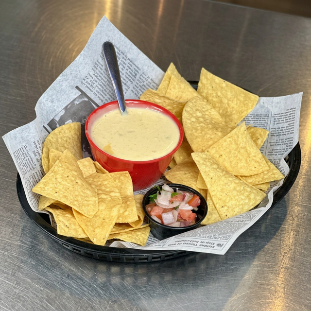 Queso 'n Chips.